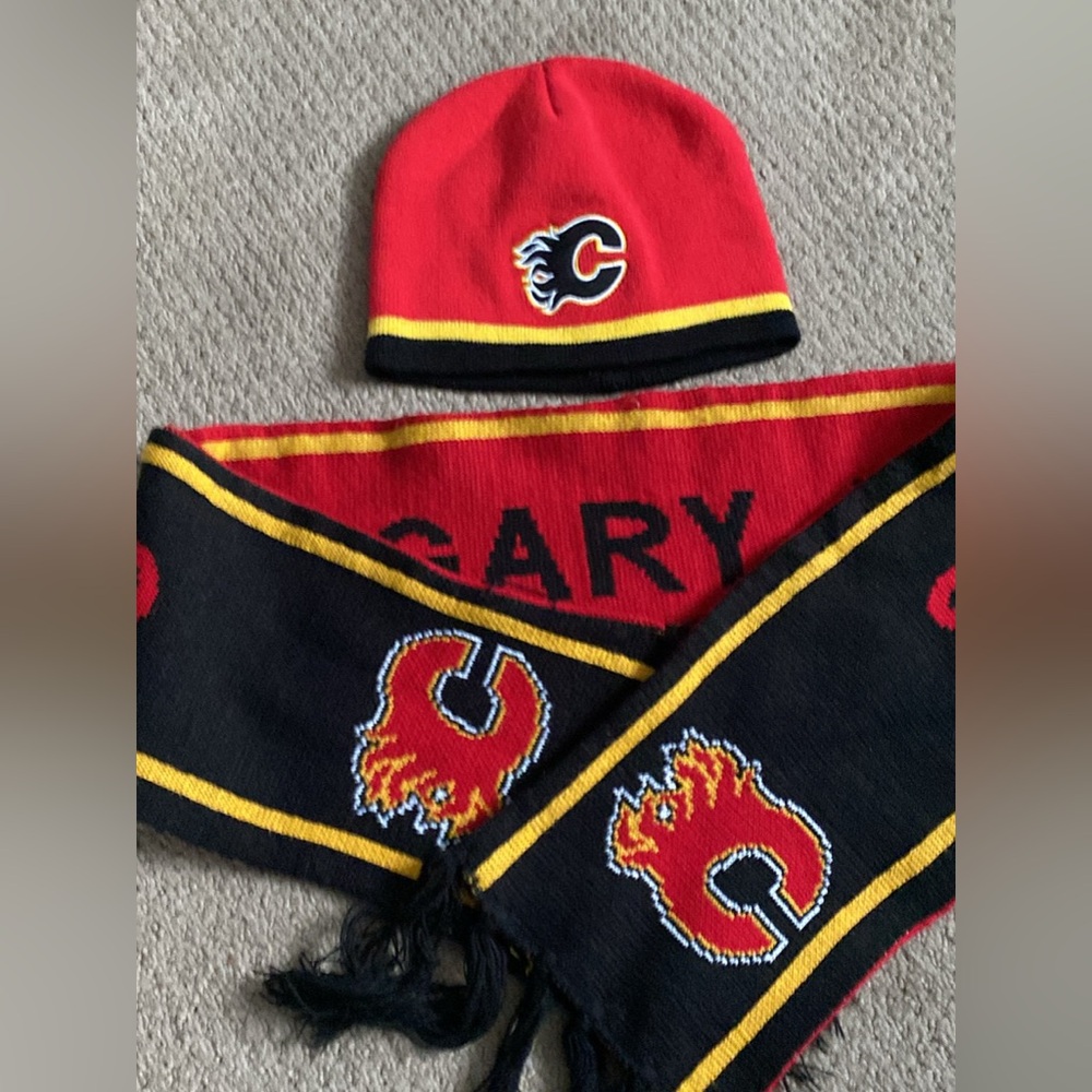 NHL Calgary Flames Youth Red and Black Hat and Scarf Set